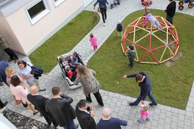 Aus dem ersten Stock des Gebäudes fotografiert: Der Spielweg der Kinder, der sich quasi in einem Viereck durch den Rasen zieht.