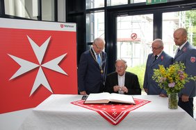 Erzbischof Zygmunt Zimowski zusammen mit OB Dr. Holzinger, Geschäftsführer Ollech und Beauftragten Gollmann