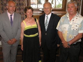 Hartmut Schuck, Stefanie Vögele und Dieter Lengfelder sowie Oberbürgermeister Dr. Ivo Holzinger bei der Verabschiedung.