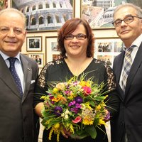 Bei der Überreichung des Blumenstraußes: Nino Tortorici, Isabella Mezzanotte, Francesco Borrescio