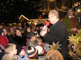 Zur Eröffnung werden auch Weihnachtslieder gesungen. Foto: Pressestelle der Stadt Memmingen