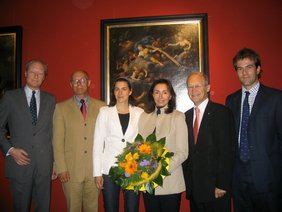 Vermittler Dr. Fabian Stein, Kulturamtsleiter Dr. Hans-Wolfang Bayer, Tochter Carlotta neben der Leihgeberin und Mutter Fiona Zavanelli, Oberbürgermeister Dr. Holzinger und Sohn der Leihgeberin Nick Newbuty.