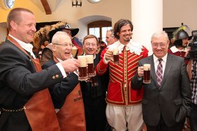 Die Ehrengäste lassen sich das dunkle Bier schmecken