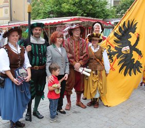 Vor dem Abmarsch ein Gruppenbild mit Feldwaibel, Bürgermeisterin und Hauptmann