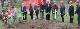 Die Kinder und Ehrengäste beim traditionellen Spatenstich