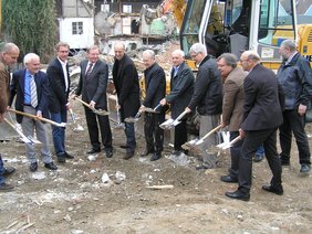 Mit dem Spaten in der Hand stellten sich die Ehrengäste dem Fotografen.