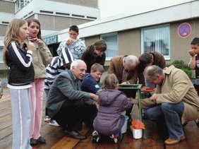 Die Prominenz beim Wettmelken angefeuert von den Kindern.