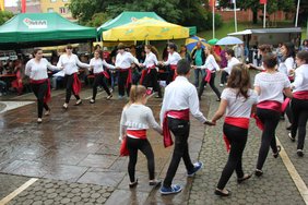 Griechische Kinder tanzen zwischen den Gästen