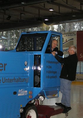 Dr. Holzinger sitzt in der Eismaschine