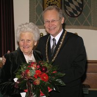 Oberbürgermeister Dr. Holzinger mit Frieda Jung