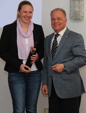 Judith Hanke erhält von Comm. Tortorici eine Flasche Wein