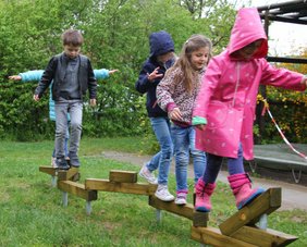 Mädchen balancieren auf einem „Wurm“