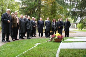 Die Ehrengäste vor den Gedenksteinen