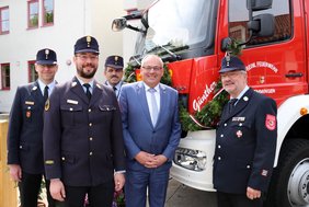 Im Hintergrund ist der Schriftzug "Günther" auf dem Fahrzeug zu lesen