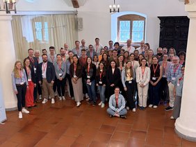 Gruppenbild mit ca. 50 Personen in der Rathaushalle.