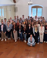 Gruppenbild mit ca. 50 Personen in der Rathaushalle.