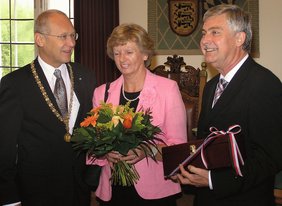 Oberbürgermeister Dr. Ivo Holzinger mit dem Jubilar Bürgermeister Hans Ferk und Ehefrau Charlotte Ferk im Rathaus.