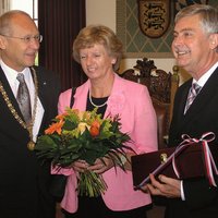 Oberbürgermeister Dr. Ivo Holzinger mit dem Jubilar Bürgermeister Hans Ferk und Ehefrau Charlotte Ferk im Rathaus.