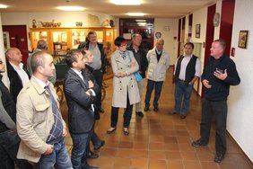 Im Flur der Feuerwache erläutert Roland Stoeber die Alarmierung