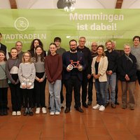 Die Gewinnerinnen und Gewinner beim Gruppenfoto mit Oberbürgermeister Jan Rothenbacher in der Mitte.