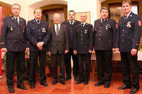 Die Jubilare zusammen mit dem Kommando der Feuerwehr und dem Oberbürgermeister