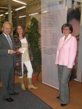 Der OB mit den verantwortlichen Organisatorinnen in der Ausstellung in der Stadtbiliothek.