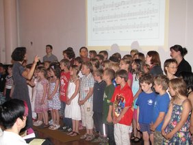 „Freut euch, heute feiern wir...“ singt der Kinderchor der Reichshainschule