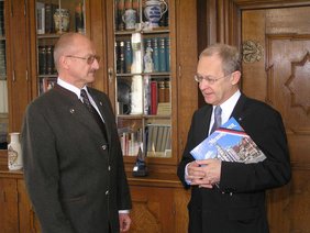 Polizeipräsident Waltrich mit Oberbürgermeister Dr. Holzinger in dessen Amtszimmer.