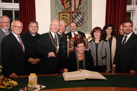 Beim Eintrag in das Goldene Buch der Stadt Memmingen