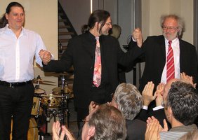 Dankend stellten sich dem applaudierendem Publikum: Kunsthallenleiter Kiermeier-Debre, Tenor Herzog und Schlagzeuger Wolf.