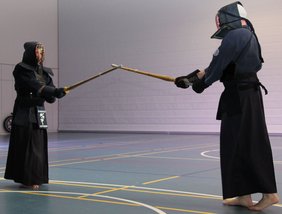 Kendo heißt die präsentierte Kampfsportart mit einer Schwertattrappe