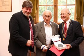 Bei der Stadtsiegelverleihung: Rolf Spitz, Heinz Münch und OB Dr. Holzinger