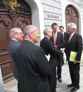 Vor dem Memminger Rathaus