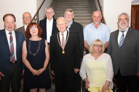 Gruppenfoto der Geehrten auf der Rathaustreppe