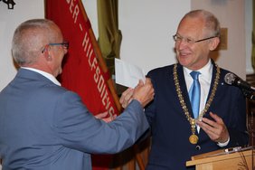 Für die Jugend gab es einen Unterstützungsscheck von OB Dr. Holzinger