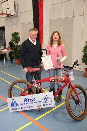 Katrin Geiger ist das „Sport-ASS 2010“ und erhielt ein Fahrrad