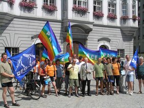 Die Radfahrerinnen und Radfahrer werden von Oberbürgermeister Dr. Ivo Holzinger vor dem Rathaus begrüßt.