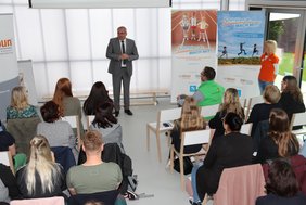 Der Oberbürgermeister spricht vor einer Gruppe von Pädagoginnen und Pädagogen.