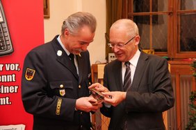 Einen historischen Schlüssel bekam der Stadtbrandrat überreicht