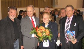 Die Ehrengäste mit dem Fotografen und dem Oberbürgermeister in der Rathaushalle.