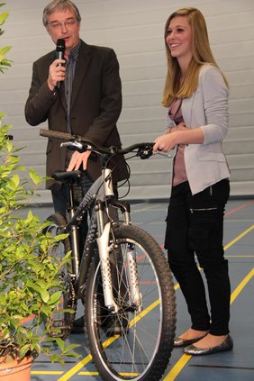 Maresa Maier ist das „Sport-ASS 2011“ und erhielt ein Fahrrad
