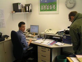 Julian Rapp in der KFZ-Zulassungsstelle.