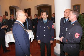 Jugendwart Unold bekommt von OB Dr. Holzinger einen Scheck – mit im Bild der Vorstand und Kommandant