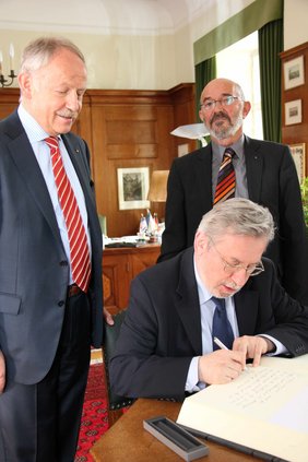 Beim Eintrag in das Goldene Buch der Stadt Memmingen