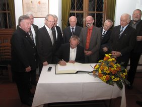 Beim Eintrag in das Goldene Buch der Stadt