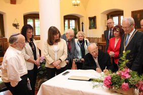 Beim Eintrag in das Goldene Buch im Rathaus der Stadt Memmingen