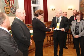 Im Kreis der Ehrengäste wird Landtagspräsidentin Barbara Stamm von Oberbürgermeister Dr. Ivo Holzinger begrüßt