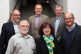 Gruppenbild auf der Rathaustreppe