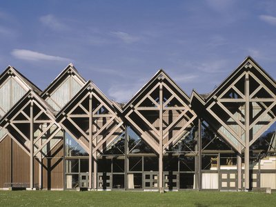 Foto der Westansicht der Stadthalle Memmingen