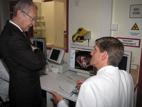 Oberbürgermeister Dr. Ivo Holzinger und Chefarzt Dr. Jens Stollfuss